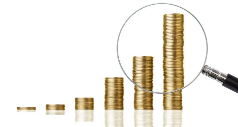 Bild myntstaplar som symboliserar fondsparande