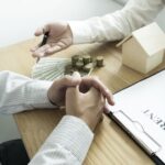 Samla lån - man som talar med bankman