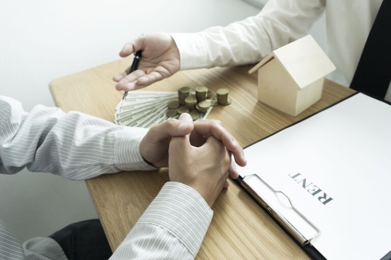 Samla lån - man som talar med bankman