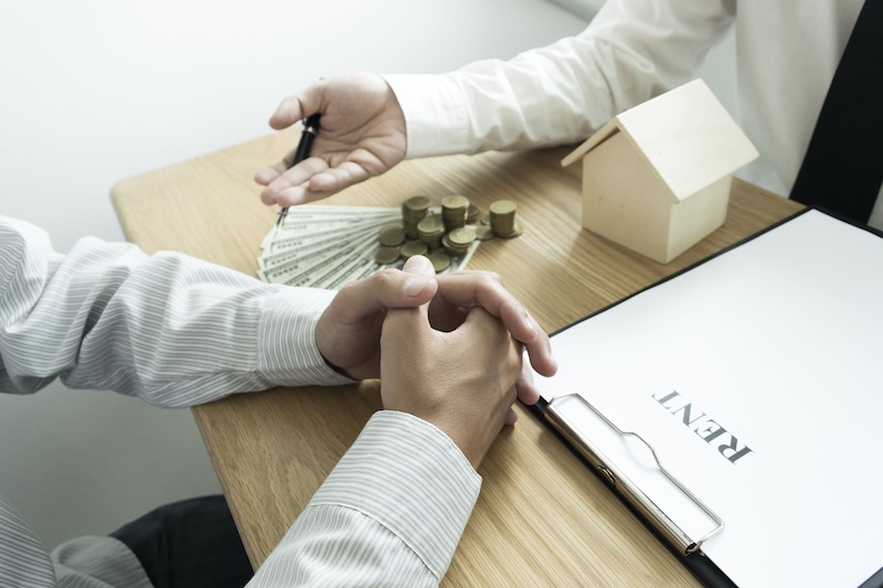 Samla lån - man som talar med bankman