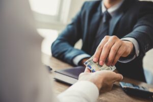 Man som lånar pengar