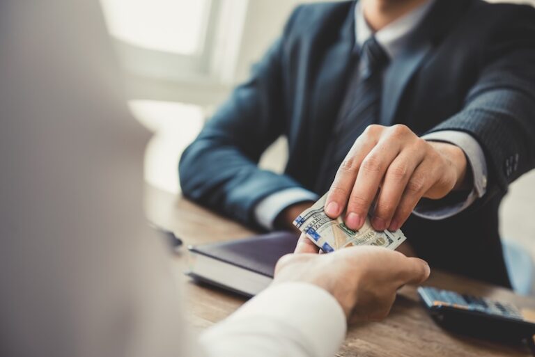 Man som lånar pengar