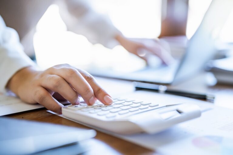 Kvinna som utför redovisning