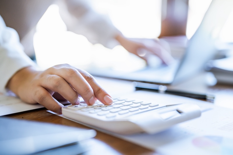 Kvinna som utför redovisning