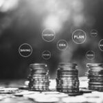 Myntstaplar med text ovanför, sparande, idé, investering osv. Symboliserar fondsparande.